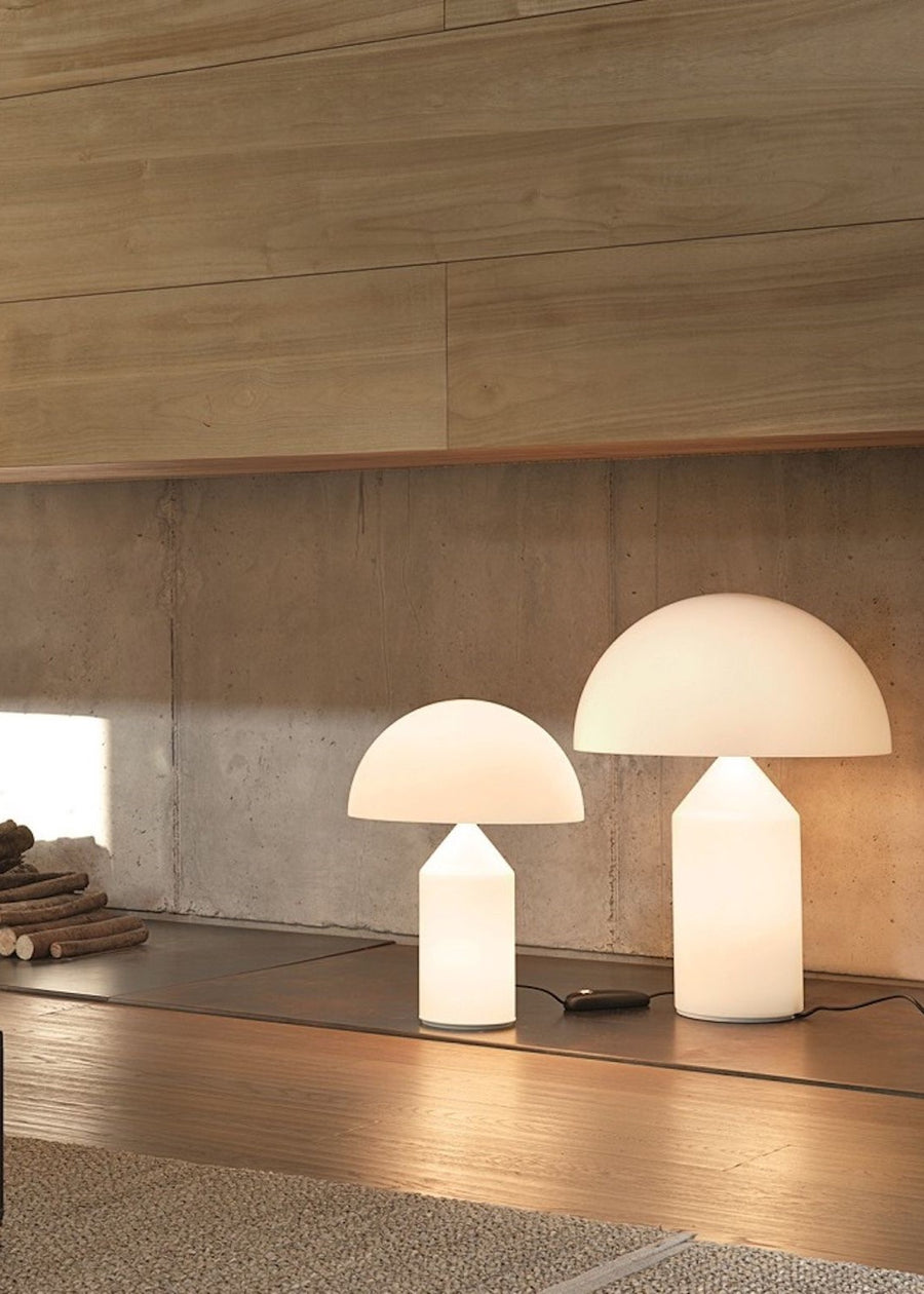 Atollo small og medium bordlampe i opalglass fra Oluce 