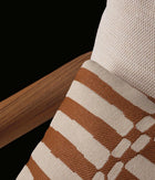 Detaljbilde av Ponte Outdoor Sofa fra Poliform, Teak, lyst tekstil og pute med mønster