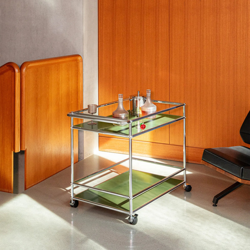 USM Haller Tralle 30 med kromramme i fargen Olive Green med Styling