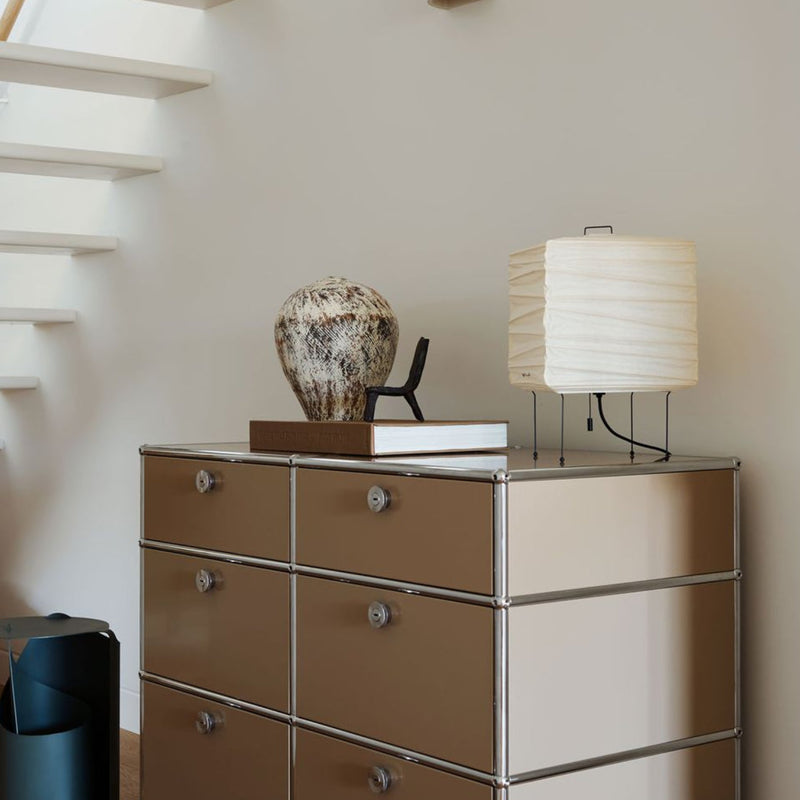 beige kommode fra usm haller med stålramme og lakkerte metallpanel med Akari bordlampe fra Vitra