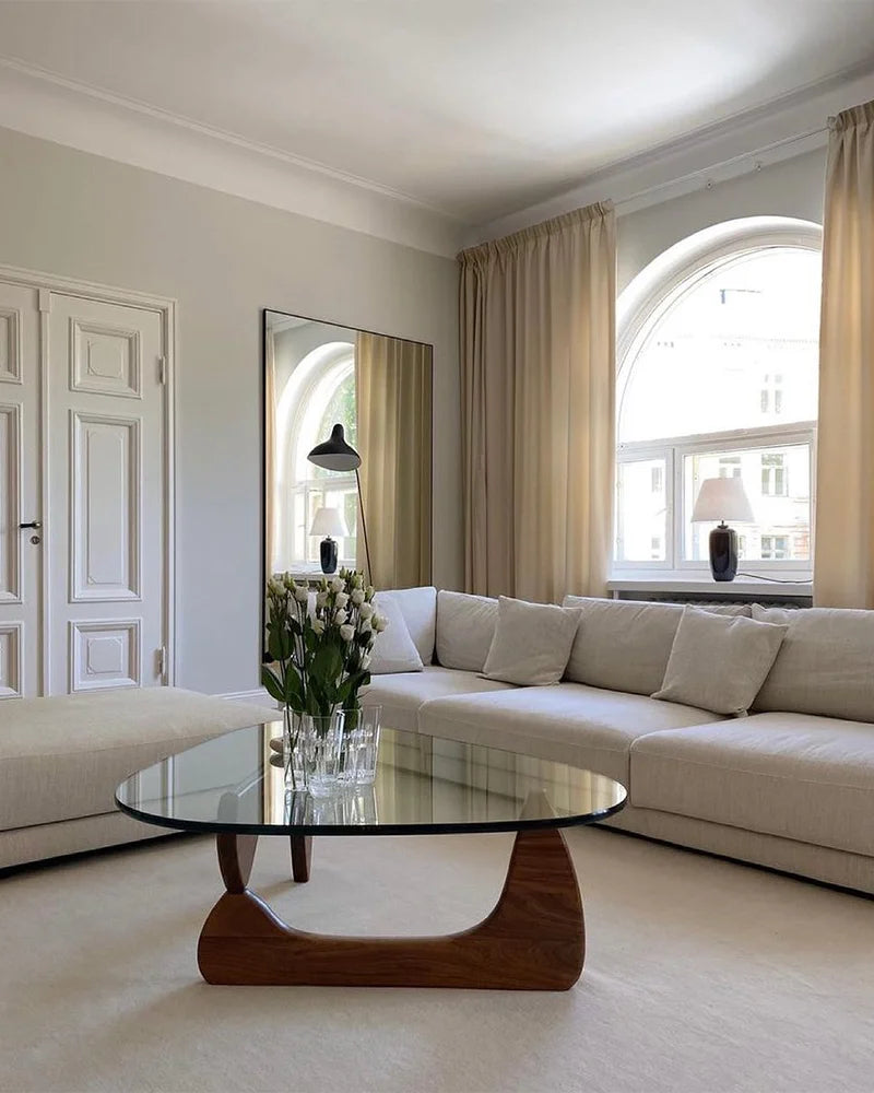 Vitra Noguchi Coffee Table i valnøtt til sofa